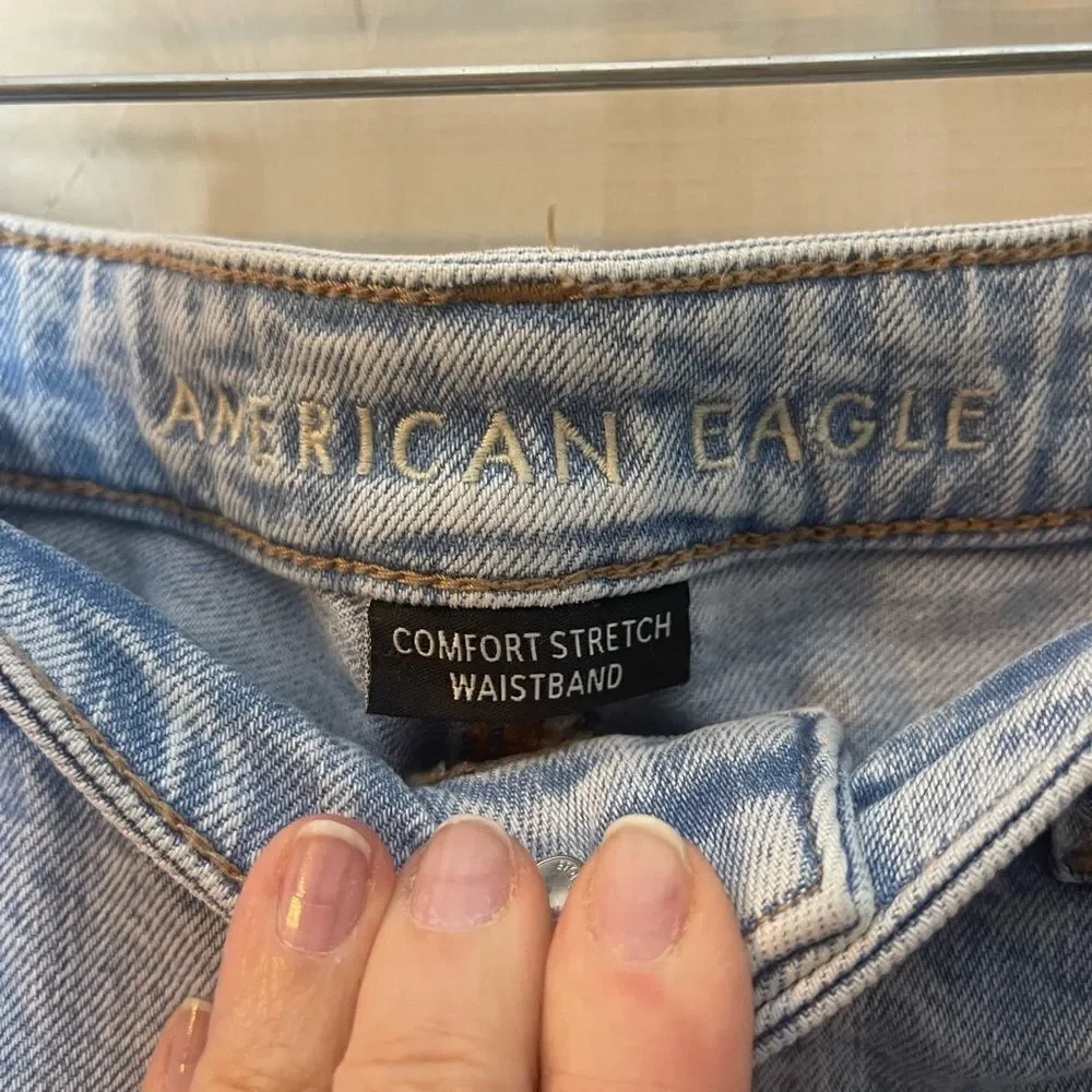 American Eagle mom jeans distressed light wash, size 4 regular‎